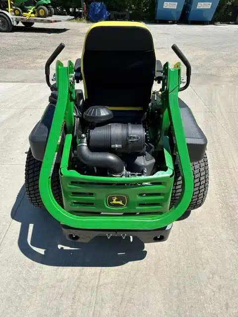 Photo de la Galerie 2 pour 2023 John Deere Z930M Tondeuse à rayon de braquage zéro