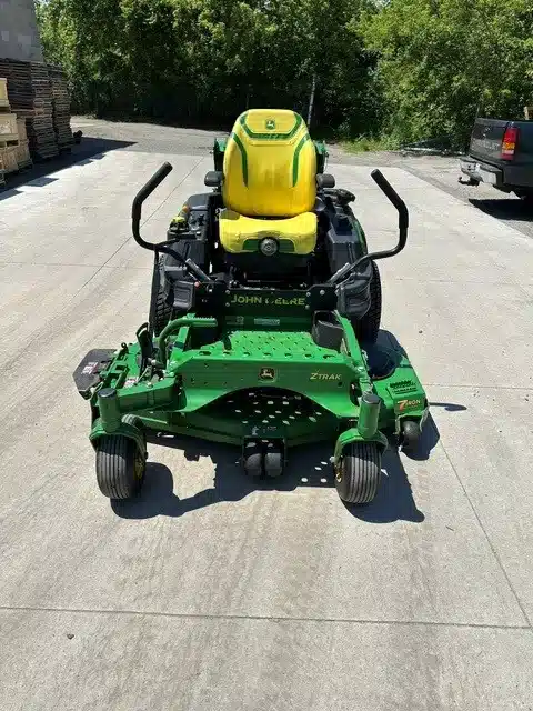 Photo de la Galerie 1 pour 2023 John Deere Z930M Tondeuse à rayon de braquage zéro