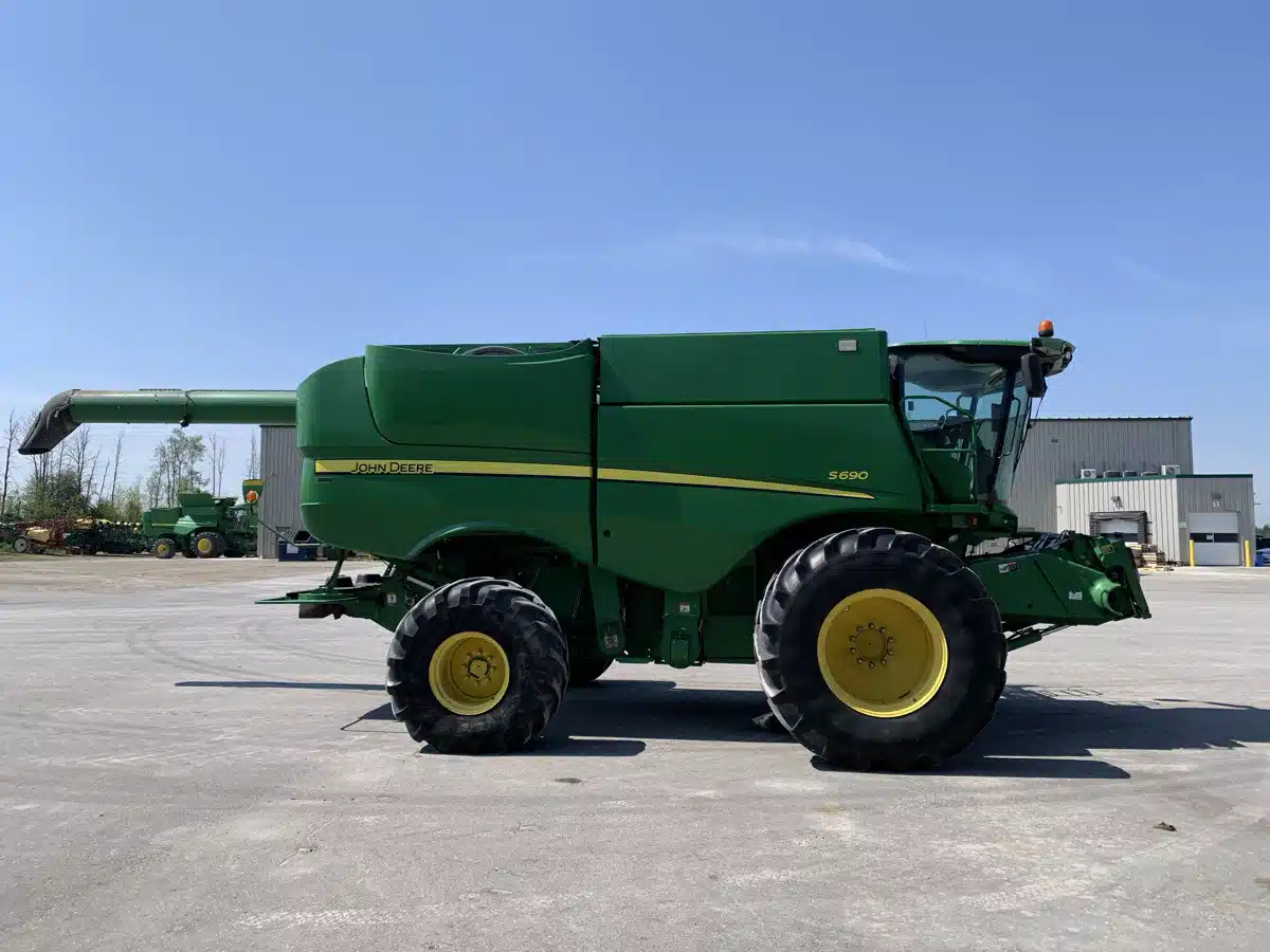 Photo de la Galerie 2 pour 2013 John Deere S690 Batteuse