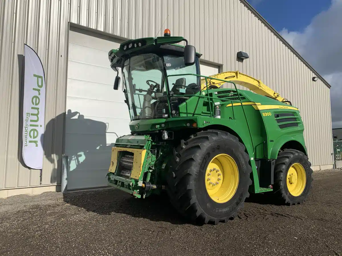 Gallery image 1 for 2017 John Deere 8300 Forage Harvester