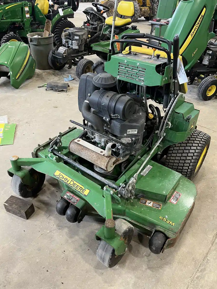 Photo de la Galerie 1 pour 2023 John Deere 652M Tondeuse à rayon de braquage zéro
