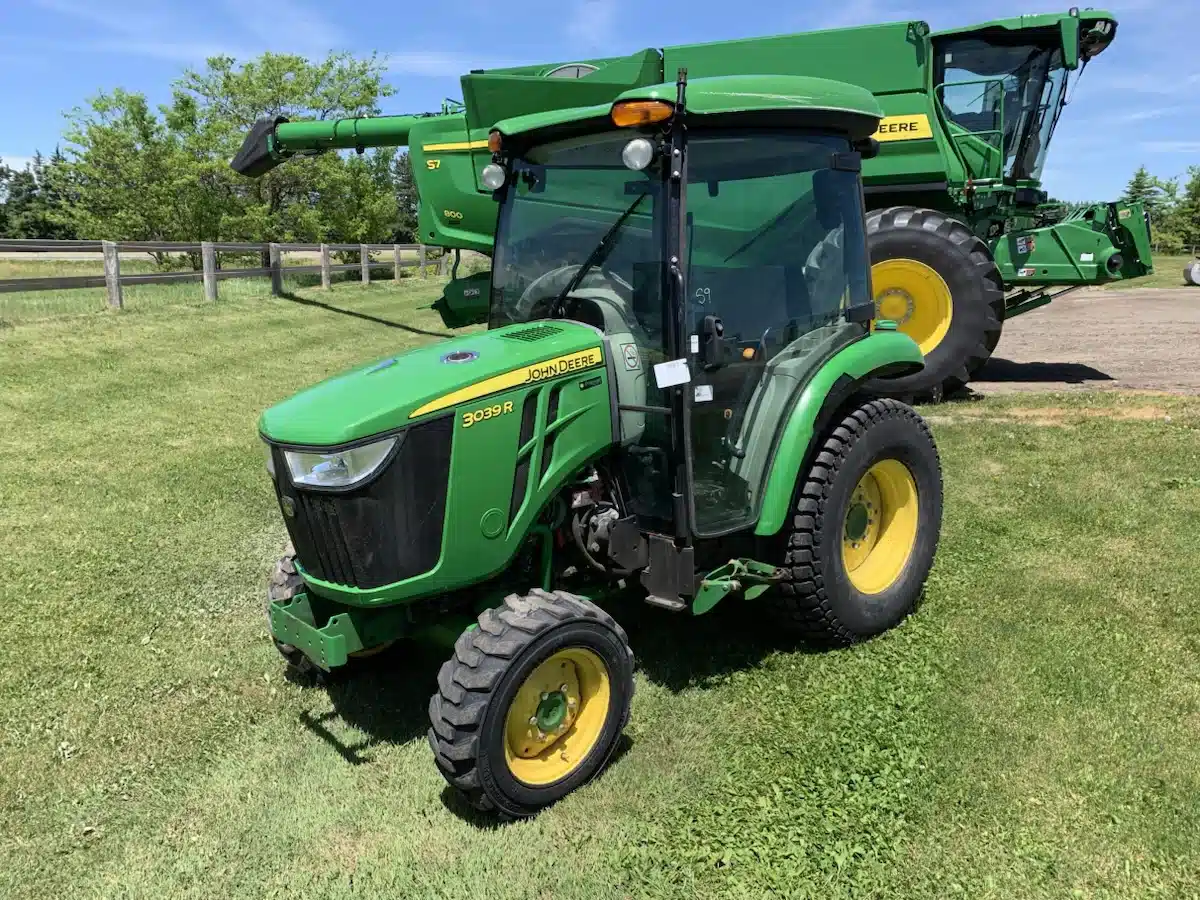 Photo de la Galerie 2 pour 2023 John Deere 3039R Tracteur