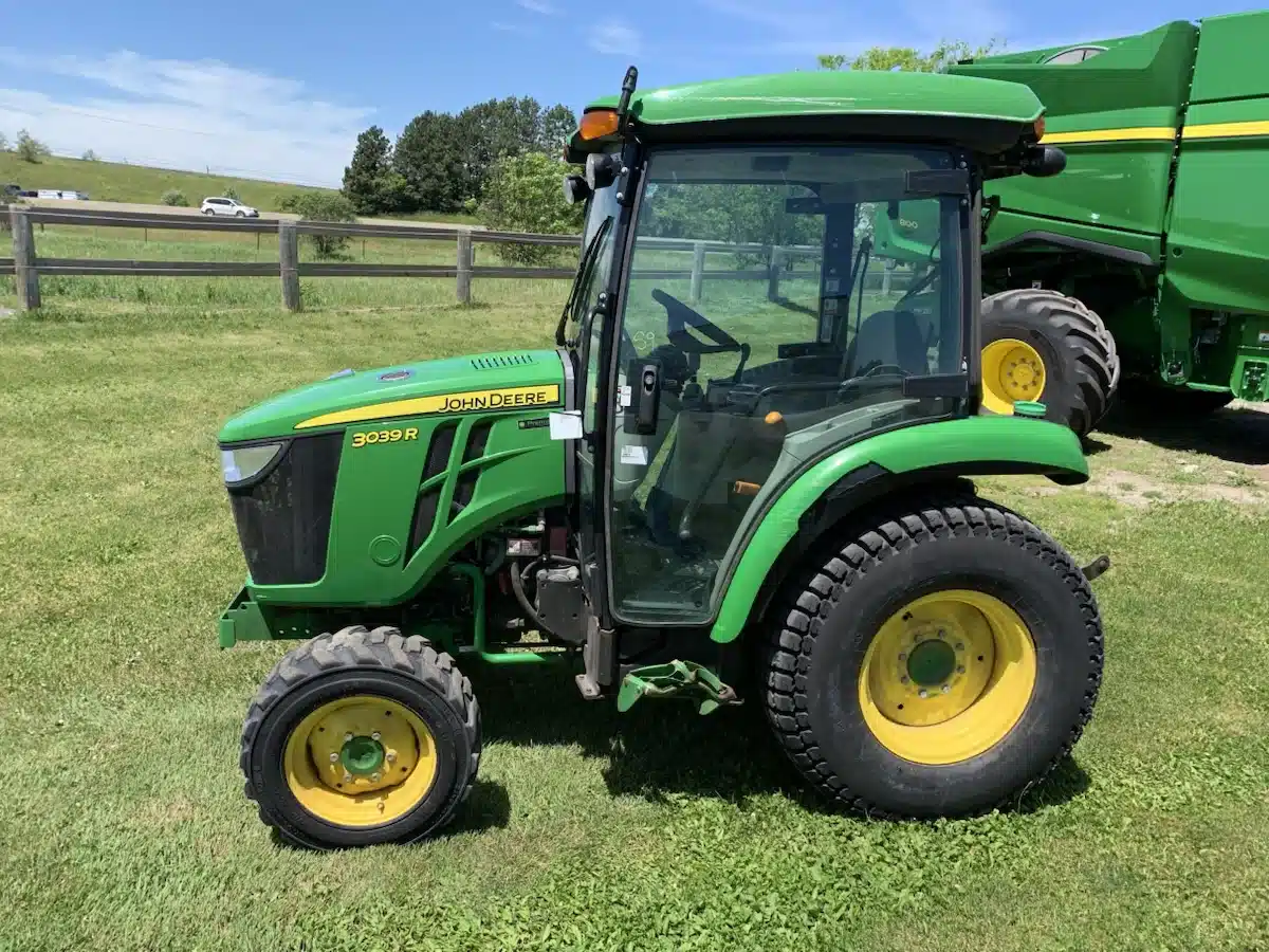 Photo de la Galerie 1 pour 2023 John Deere 3039R Tracteur