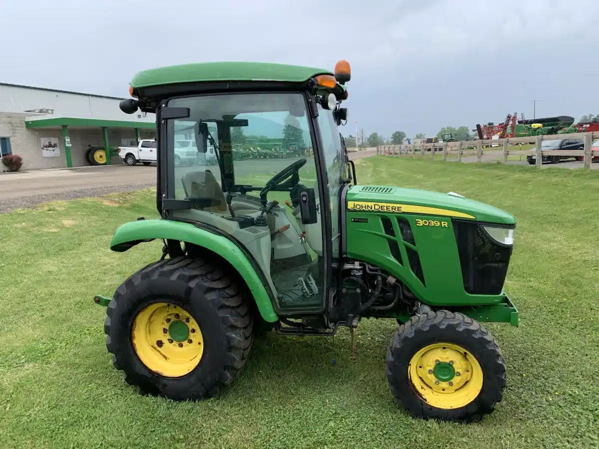 Gallery image 2 for 2023 John Deere 3039R Tractor