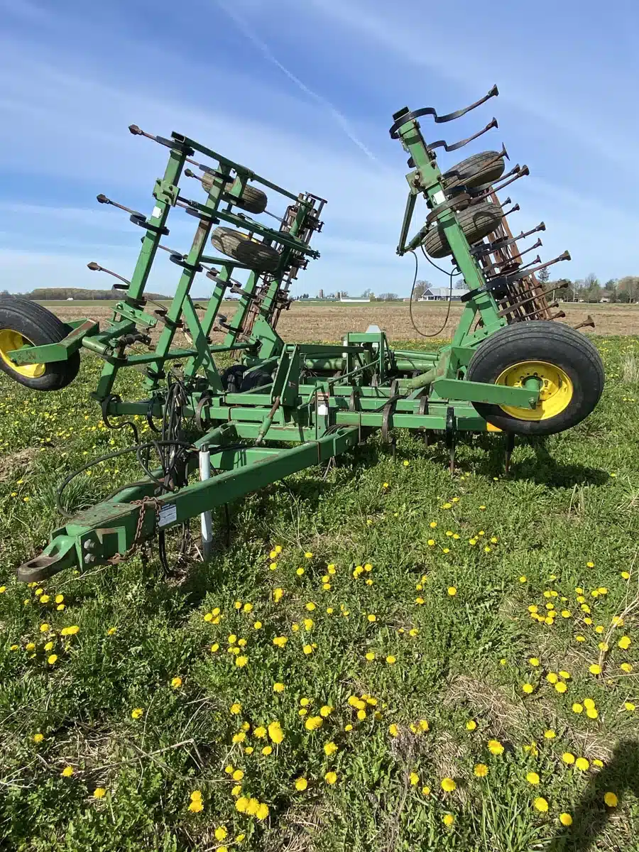 Gallery image 1 for 1998 John Deere 980 Cultivator