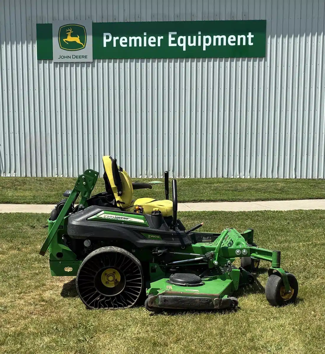 Photo de la Galerie 2 pour 2021 John Deere Z950M Tondeuse à rayon de braquage zéro