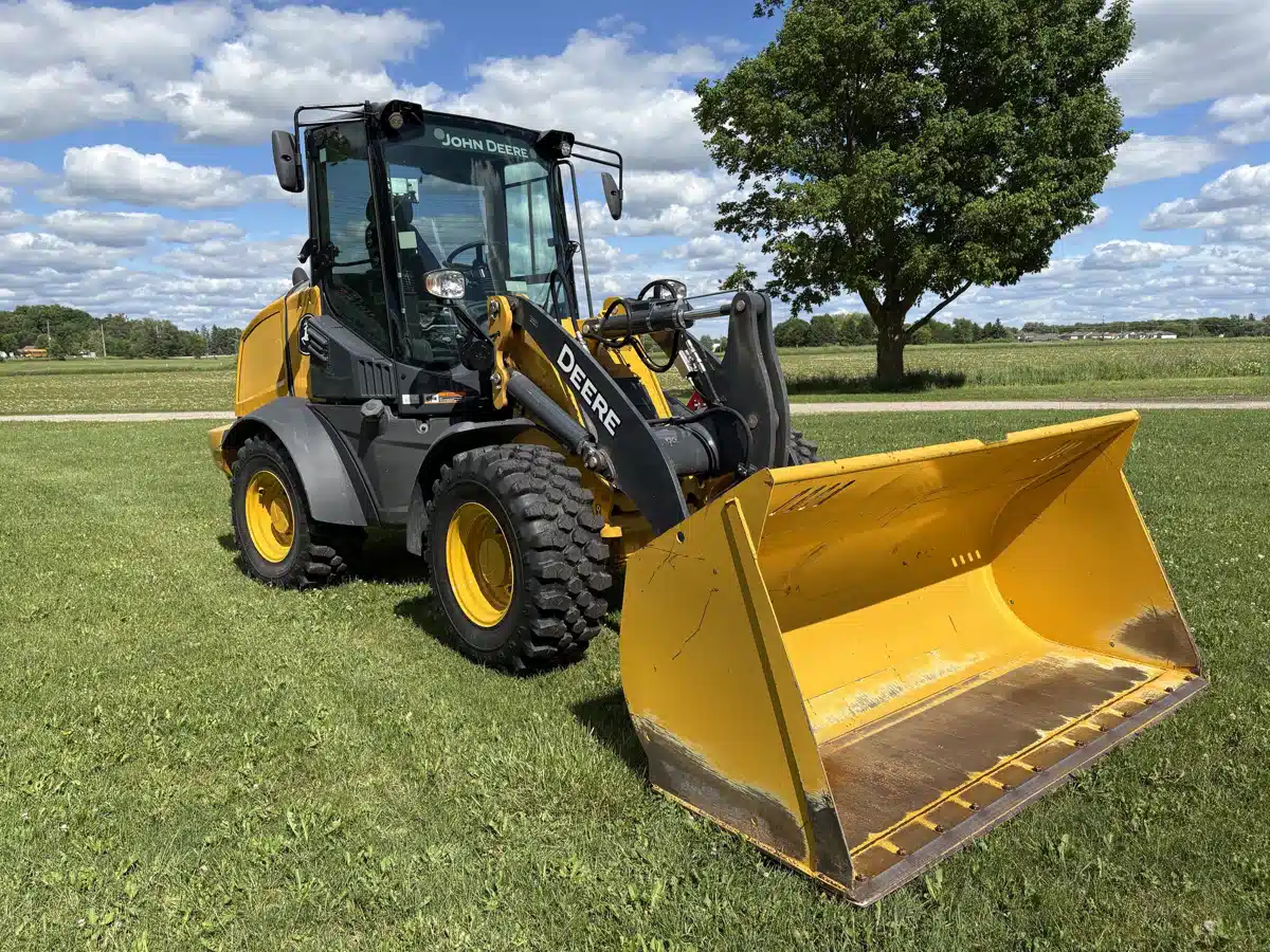 Photo de la Galerie 1 pour 2023 John Deere 324P Tracteur avec chargeur