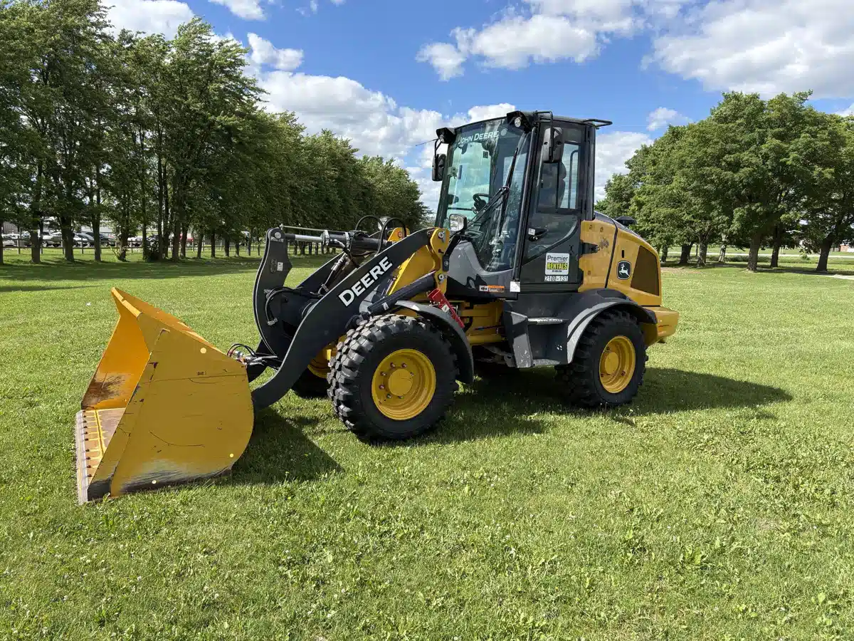 Photo de la Galerie 2 pour 2023 John Deere 324P Tracteur avec chargeur