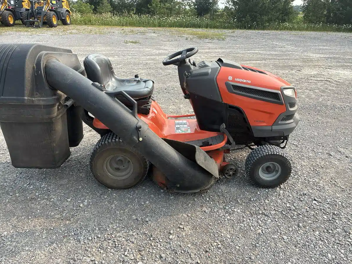 Photo de la Galerie 1 pour 2012 Husqvarna YTH2042 Tracteur à pelouse