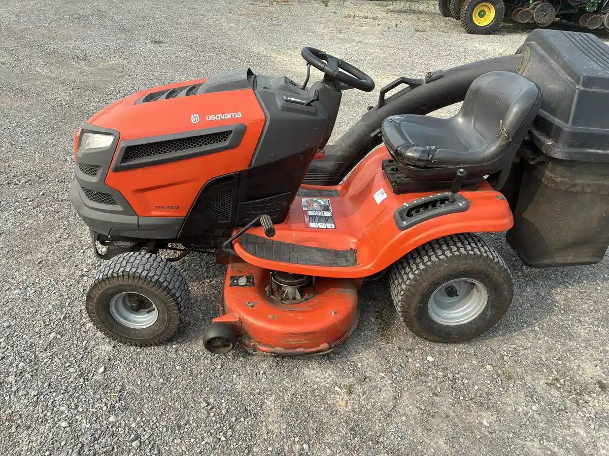 Photo de la Galerie 2 pour 2012 Husqvarna YTH2042 Tracteur à pelouse