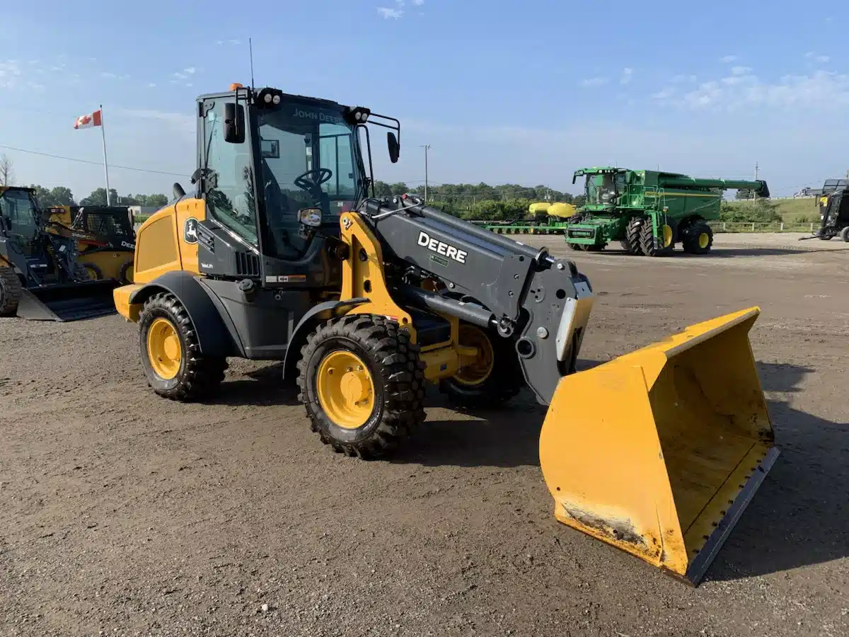 Photo de la Galerie 1 pour 2025 John Deere 326 P chargeuse à direction à glissement