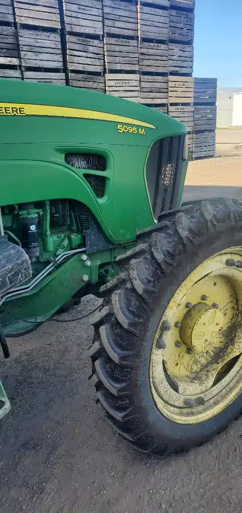 Photo de la Galerie 1 pour 2009 John Deere 5095M Tracteur