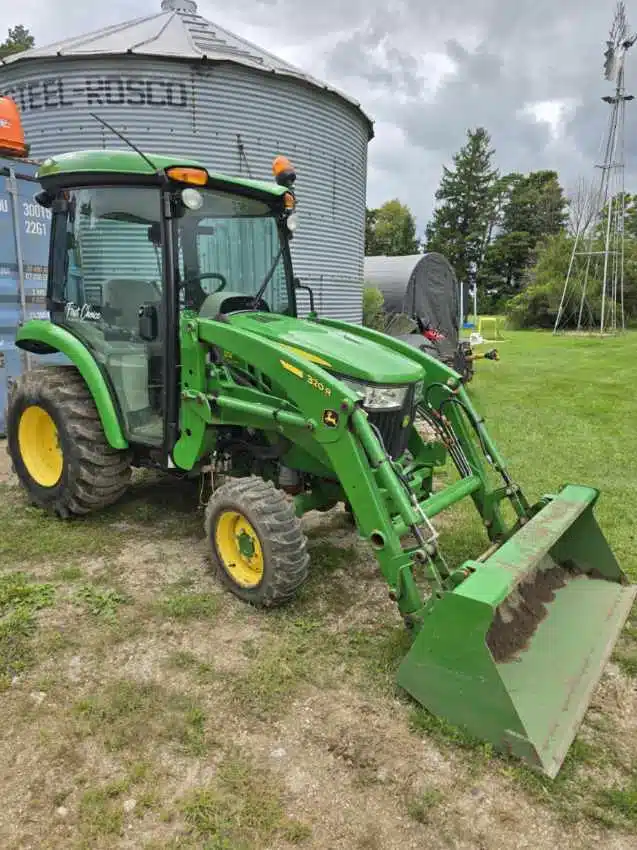 Photo de la Galerie 1 pour 2022 John Deere 3046R Tracteur