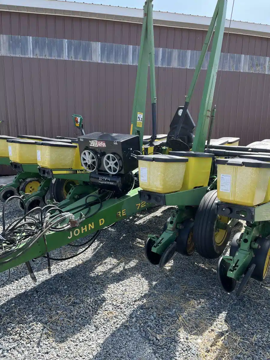 Gallery image 2 for 1988 John Deere 7200 Planter
