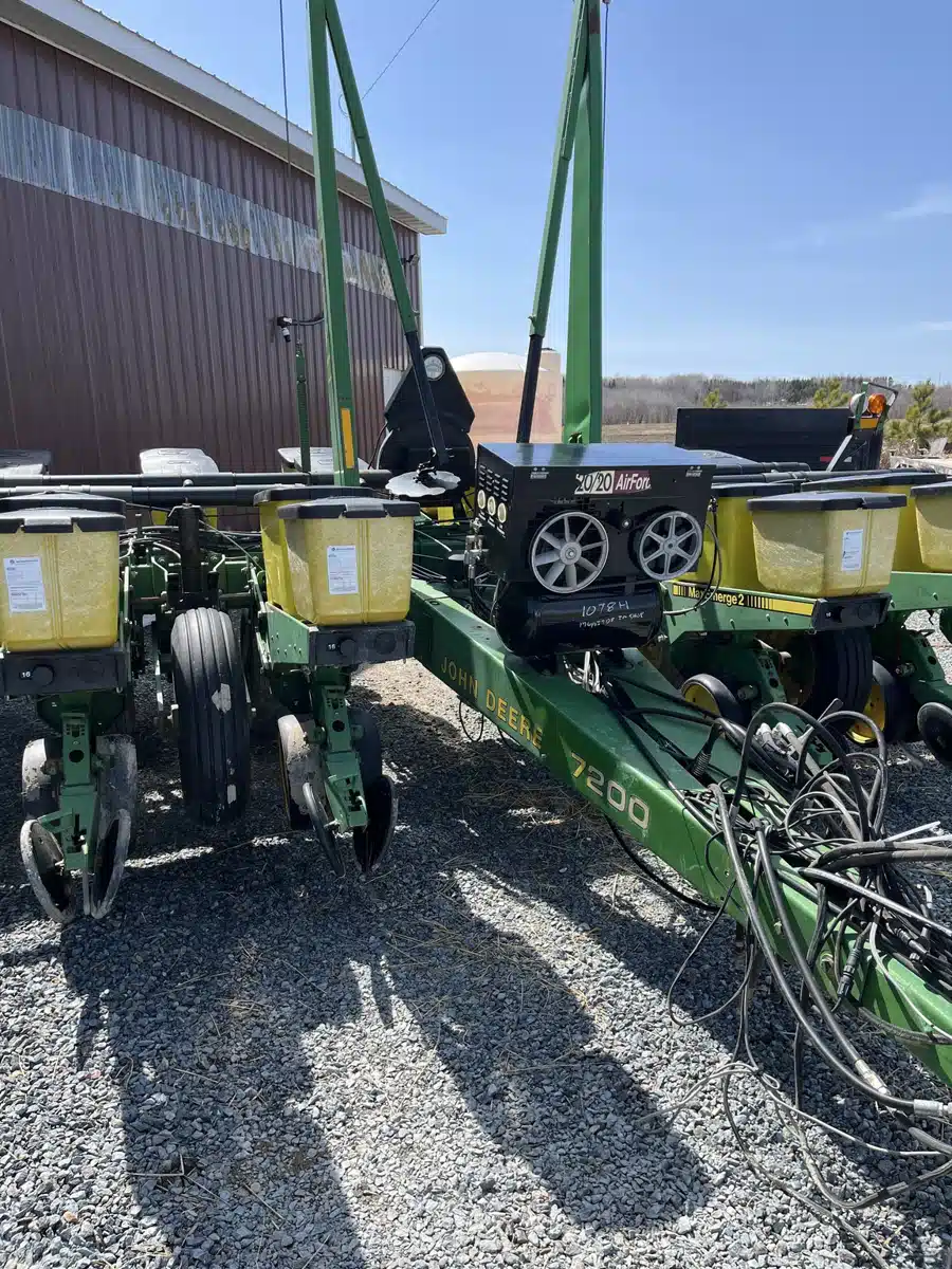 Gallery image 1 for 1988 John Deere 7200 Planter