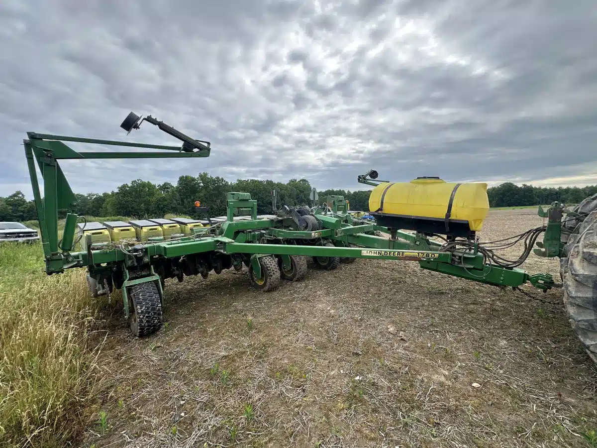 Gallery image 1 for 2000 John Deere 1780 Planter