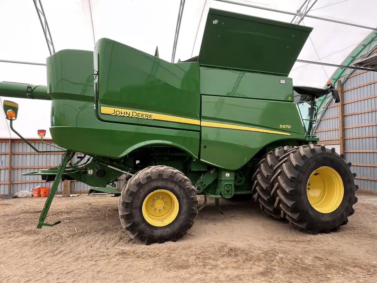 Gallery image 2 for 2015 John Deere S670 Combine
