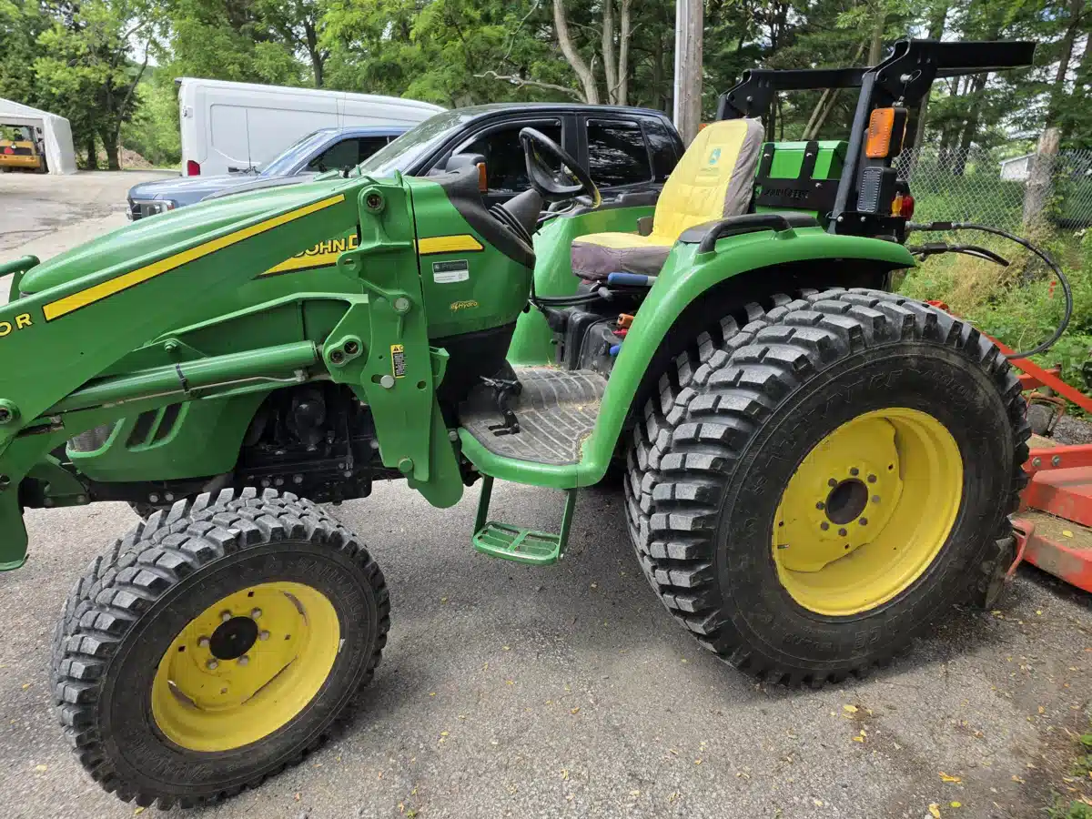 Gallery image 1 for 2013 John Deere 4320 Tractor