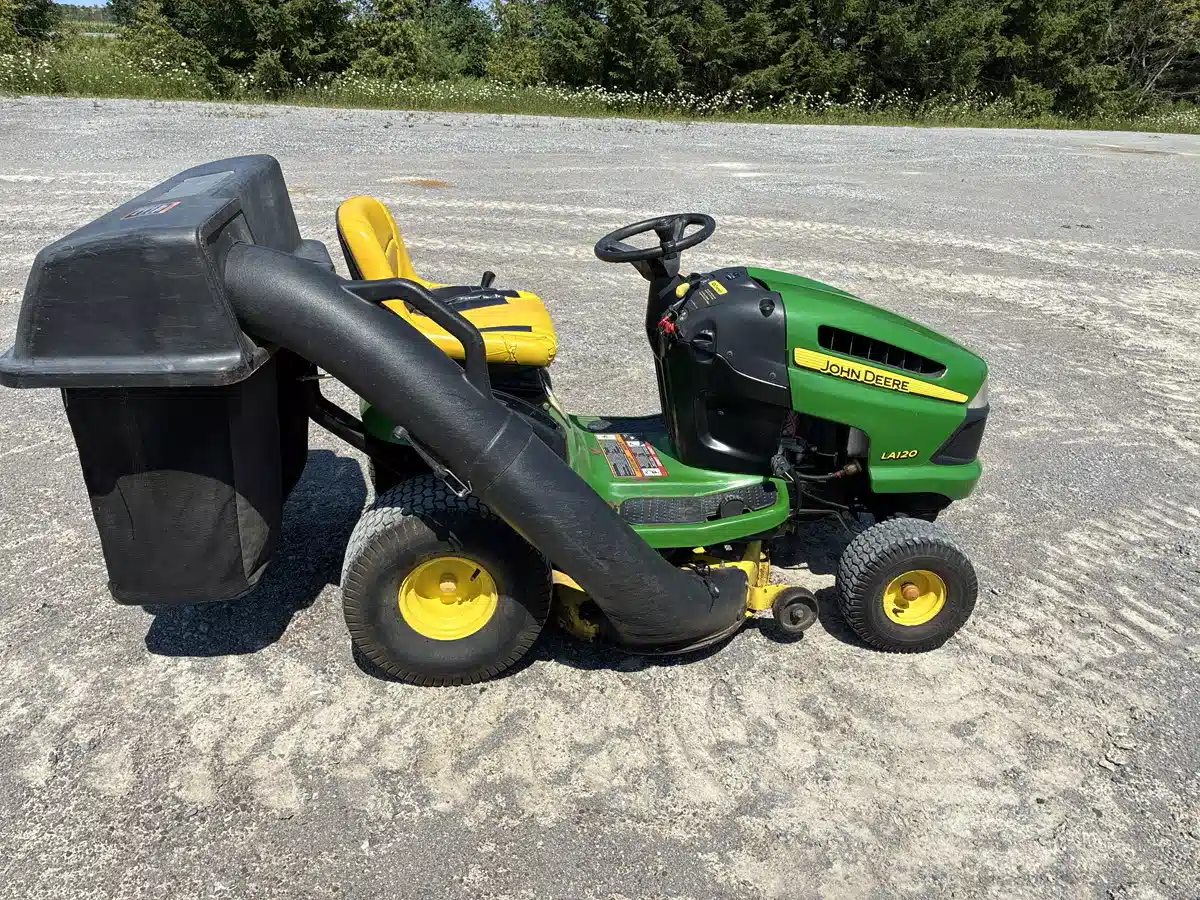 Photo de la Galerie 1 pour 2007 John Deere LA120 Tracteur à pelouse
