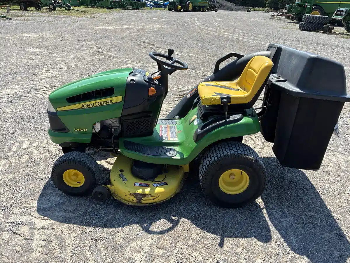 Photo de la Galerie 2 pour 2007 John Deere LA120 Tracteur à pelouse