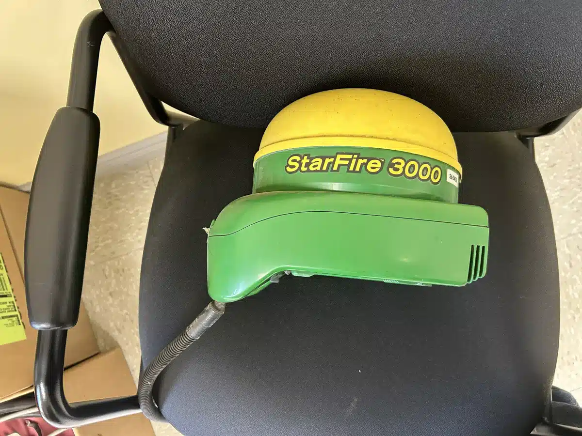 Gallery image 2 for 2014 John Deere STARFIRE 3000 Guidance System