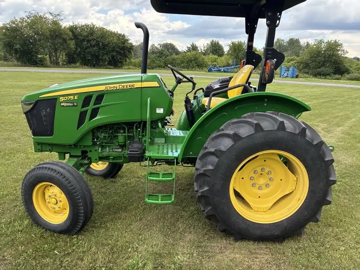 Photo de la Galerie 2 pour 2021 John Deere 5075E Tracteur