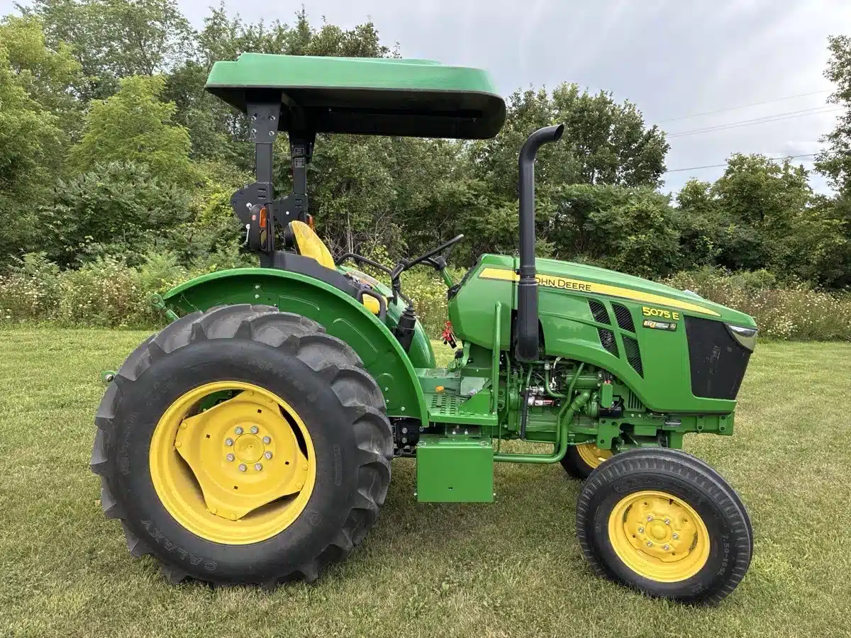 Photo de la Galerie 1 pour 2021 John Deere 5075E Tracteur