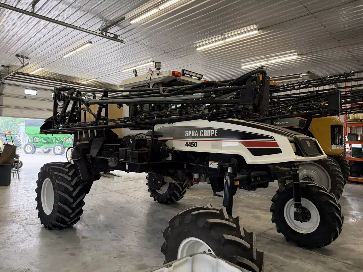 Gallery image 1 for 2005 Spra-Coupe 4450 Sprayer - Self Propelled
