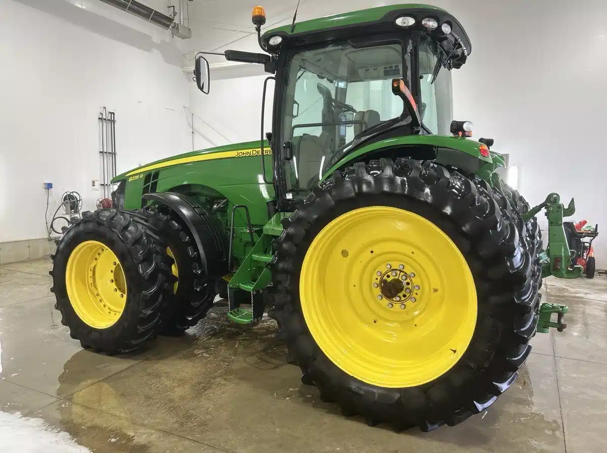 Photo de la Galerie 2 pour 2013 John Deere 8235R Tracteur