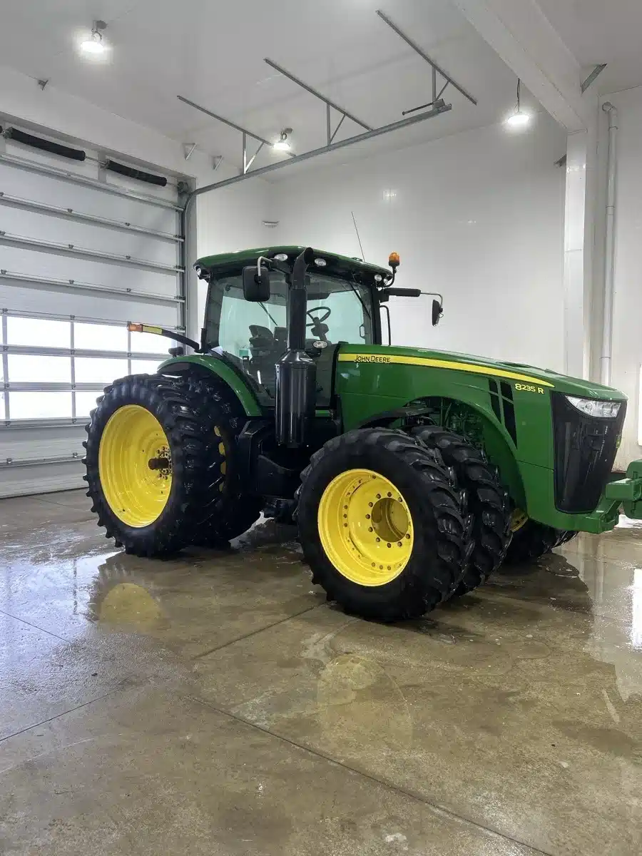 Photo de la Galerie 1 pour 2013 John Deere 8235R Tracteur