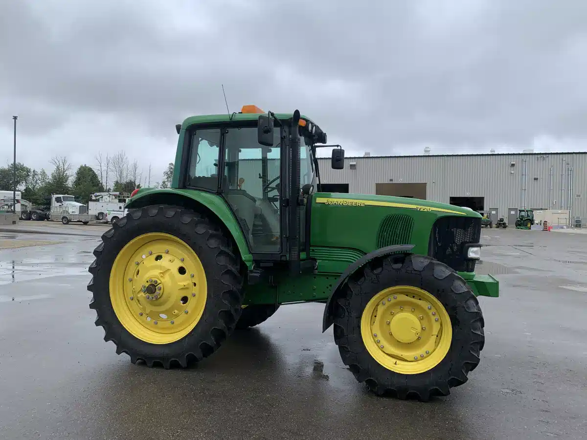 Gallery image 1 for 2005 John Deere 7220 Tractor