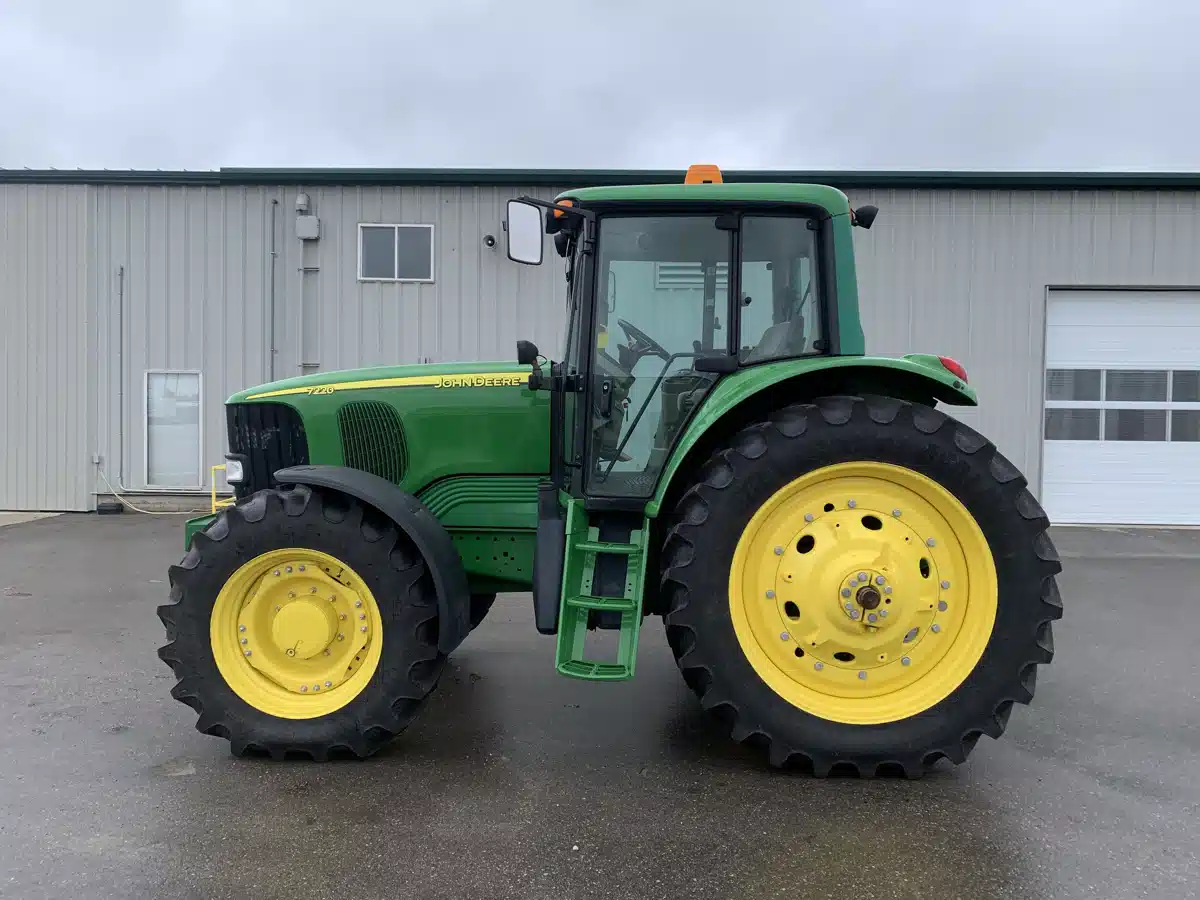 Gallery image 2 for 2005 John Deere 7220 Tractor