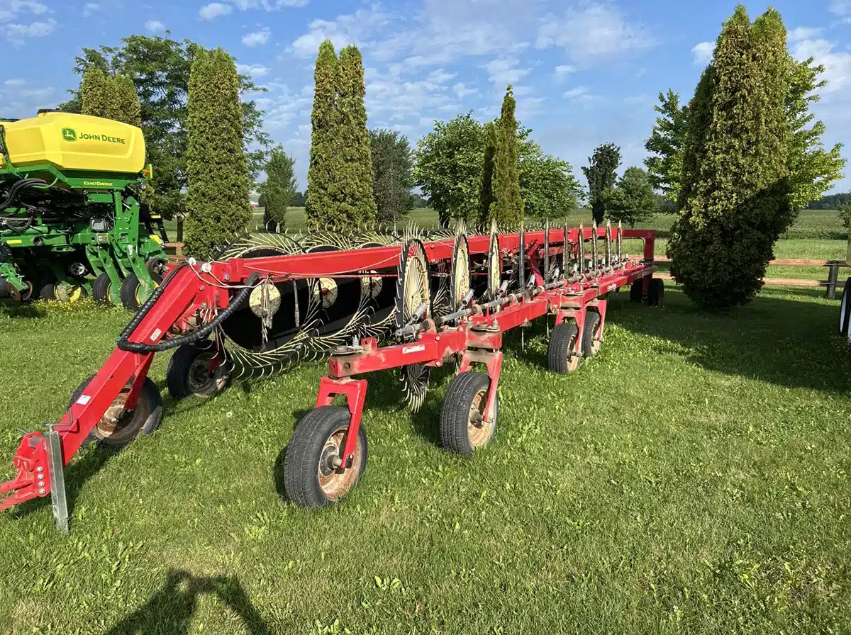 Gallery image 2 for 2014 Buhler Farm King RFKS20 Rake