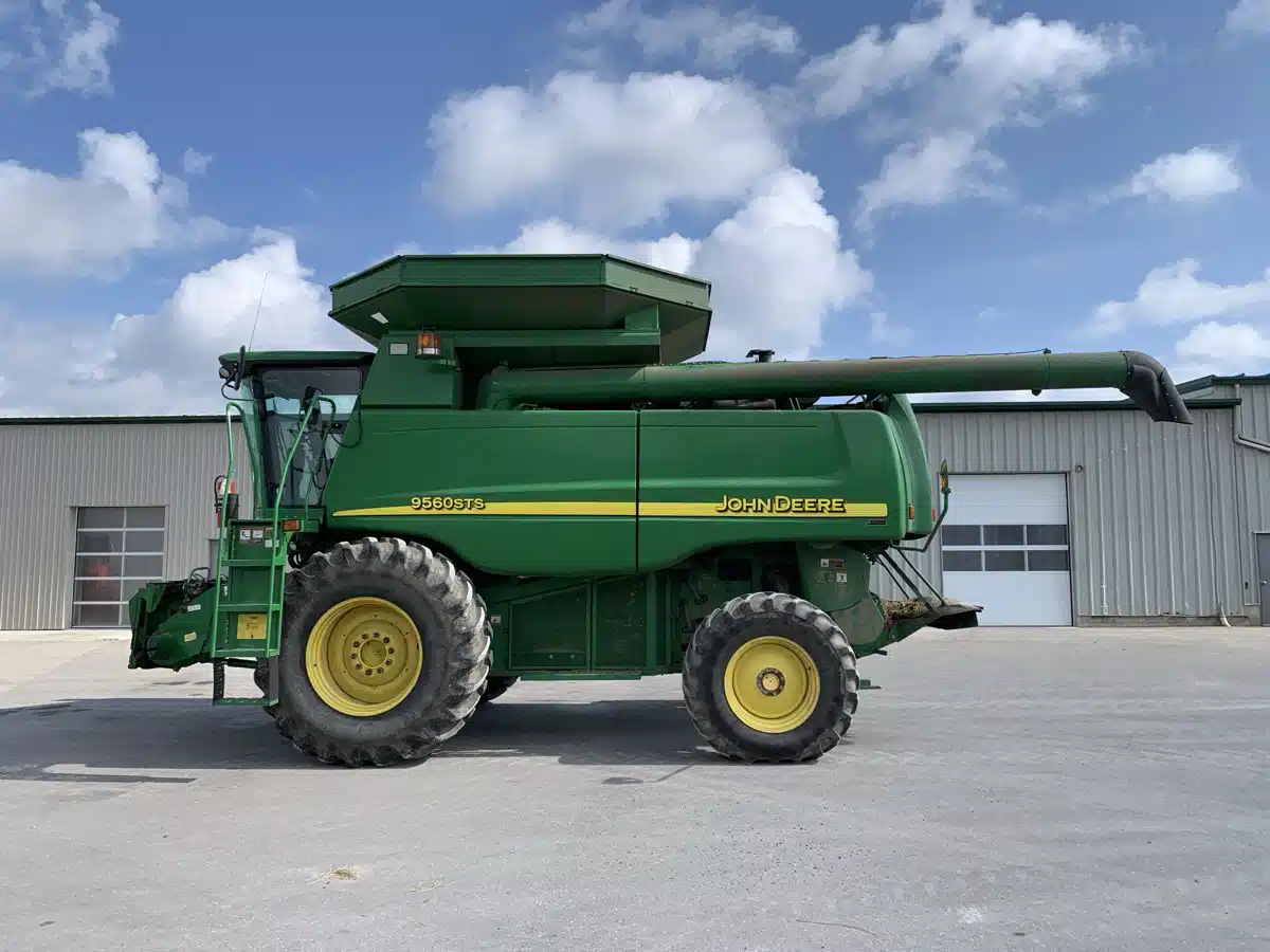 Gallery image 1 for 2006 John Deere 9560 STS Combine