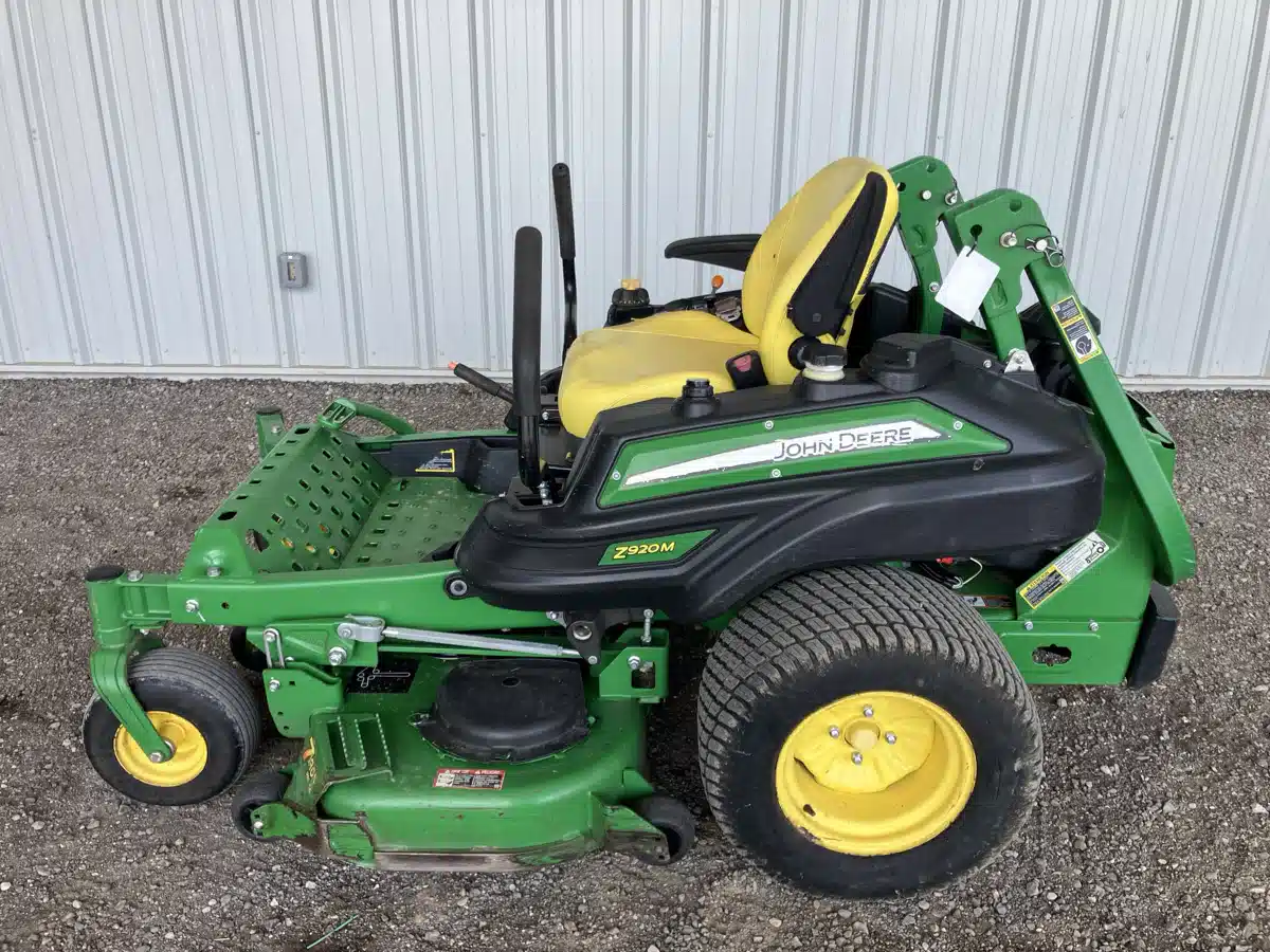 Photo de la Galerie 2 pour 2017 John Deere Z920M Tondeuse à rayon de braquage zéro