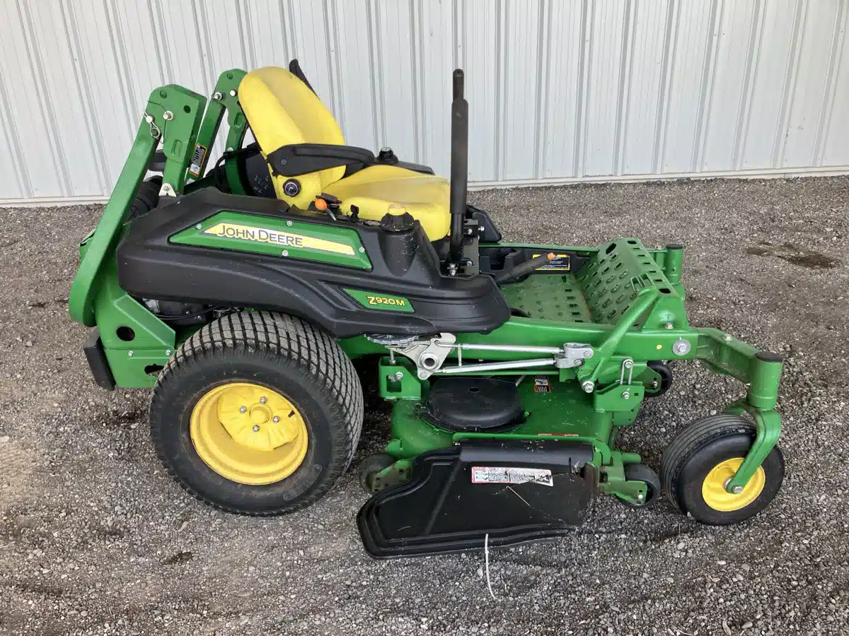 Photo de la Galerie 1 pour 2017 John Deere Z920M Tondeuse à rayon de braquage zéro