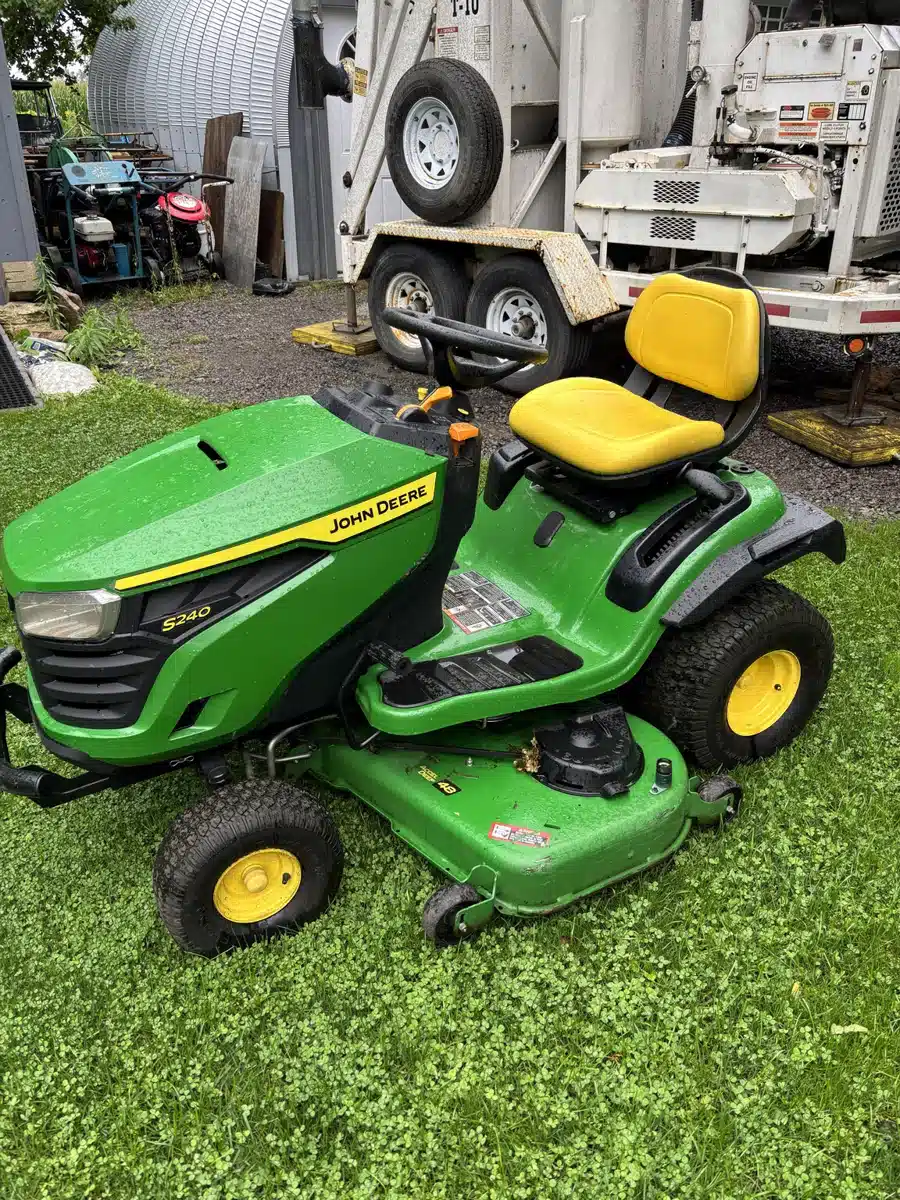Photo de la Galerie 1 pour 2024 John Deere S240 Tracteur à pelouse