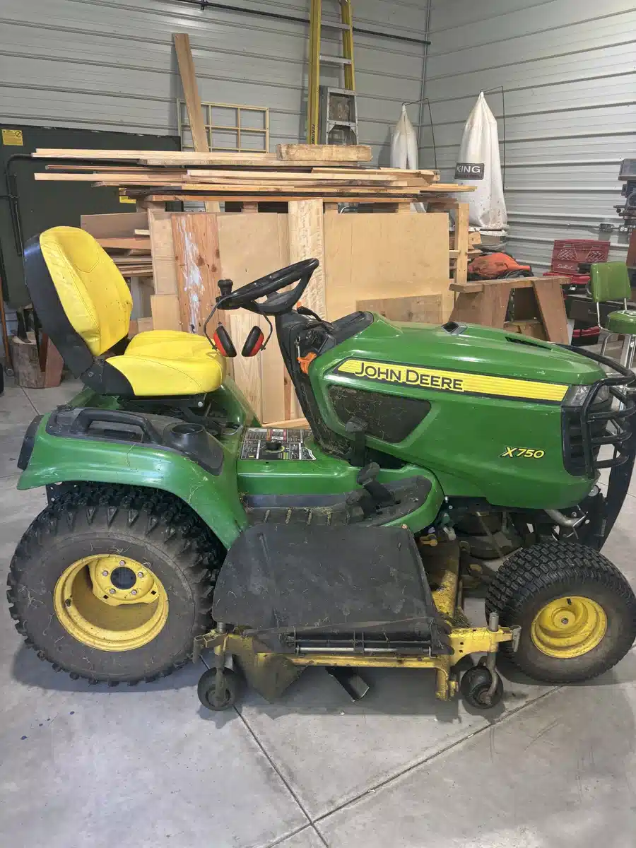 Photo de la Galerie 1 pour 2017 John Deere X750 Tracteur à pelouse