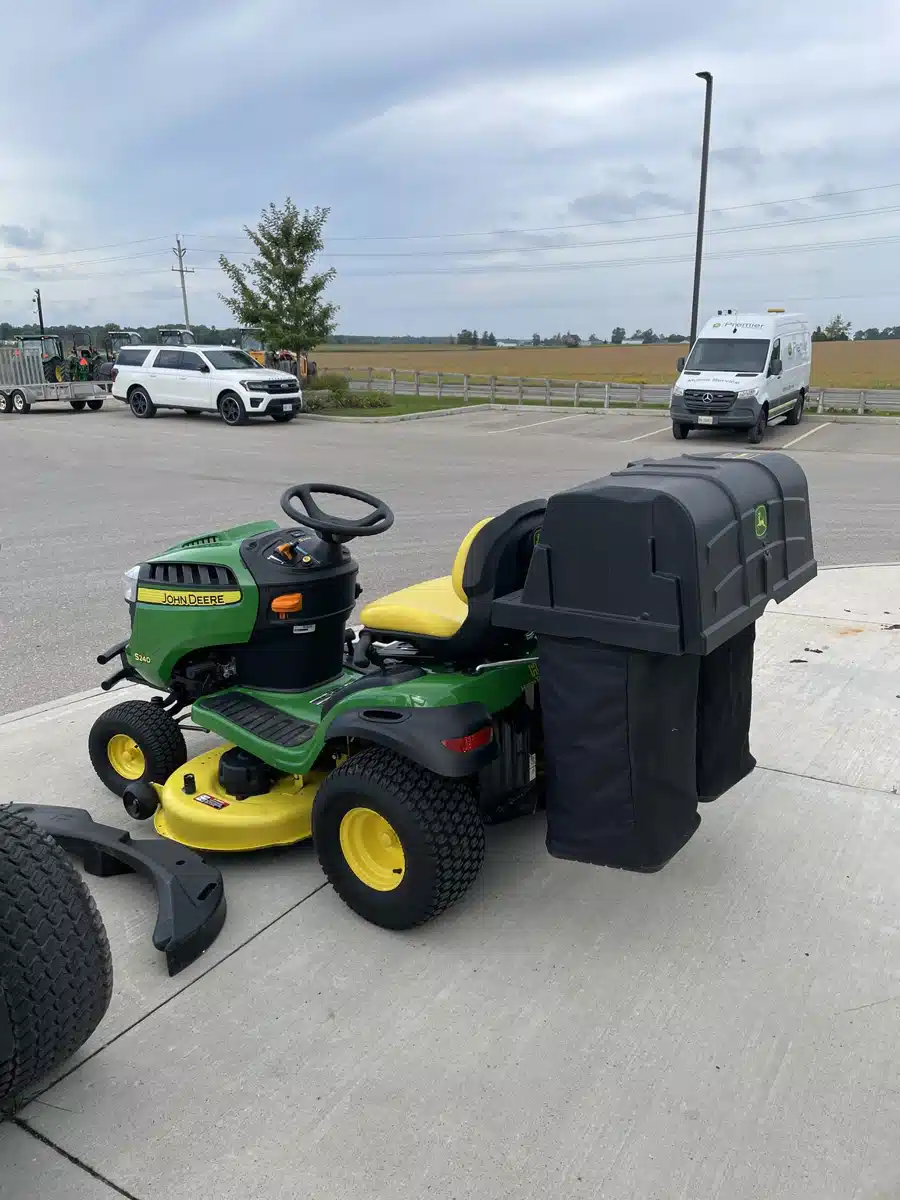 Gallery image 2 for 2018 John Deere S240 Lawn Tractor