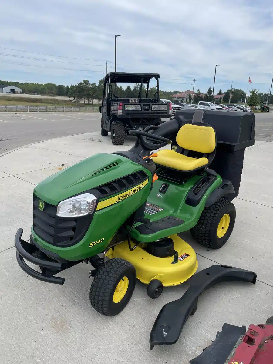 Gallery image 1 for 2018 John Deere S240 Lawn Tractor