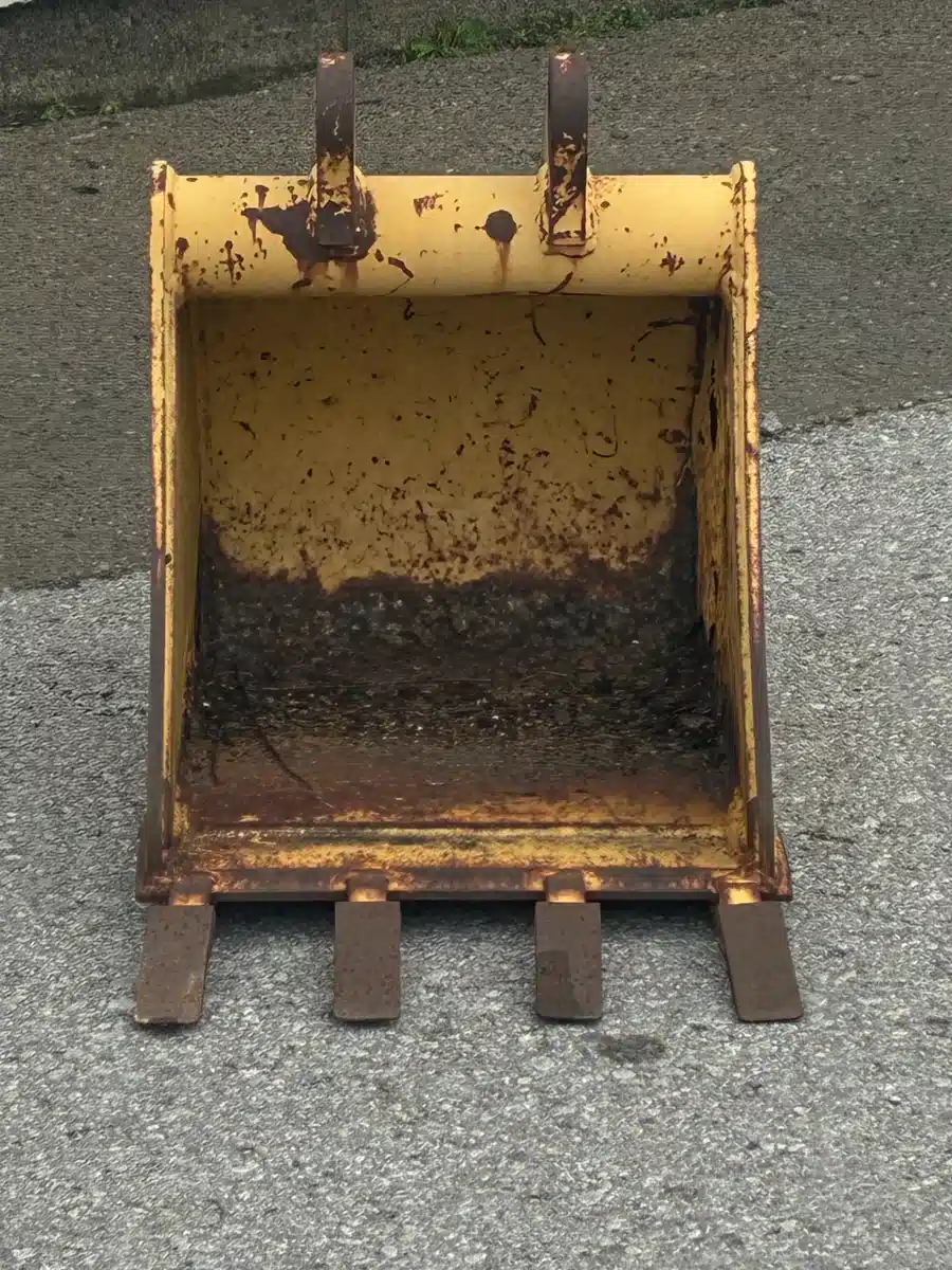 Gallery image 1 for John Deere LVB25348 18" PIN ON BUCKET Attachment