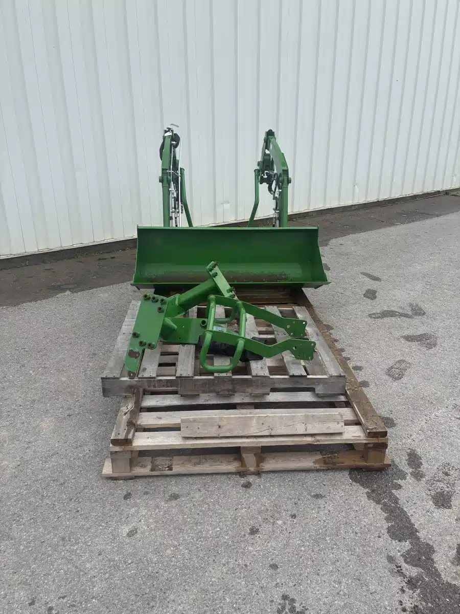 Gallery image 2 for 2025 John Deere 220R Front End Loader