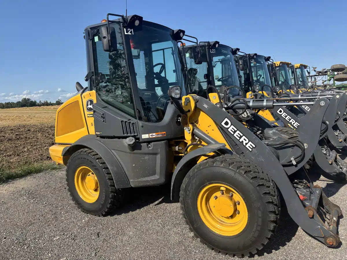 Photo de la Galerie 1 pour 2024 John Deere 244P Tracteur avec chargeur