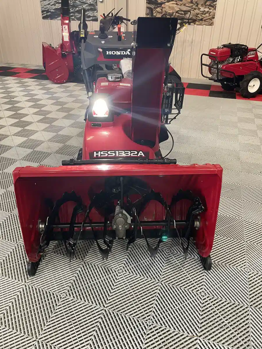 Photo de la Galerie 2 pour 2023 Honda HSS1332ACTD Souffleur à neige