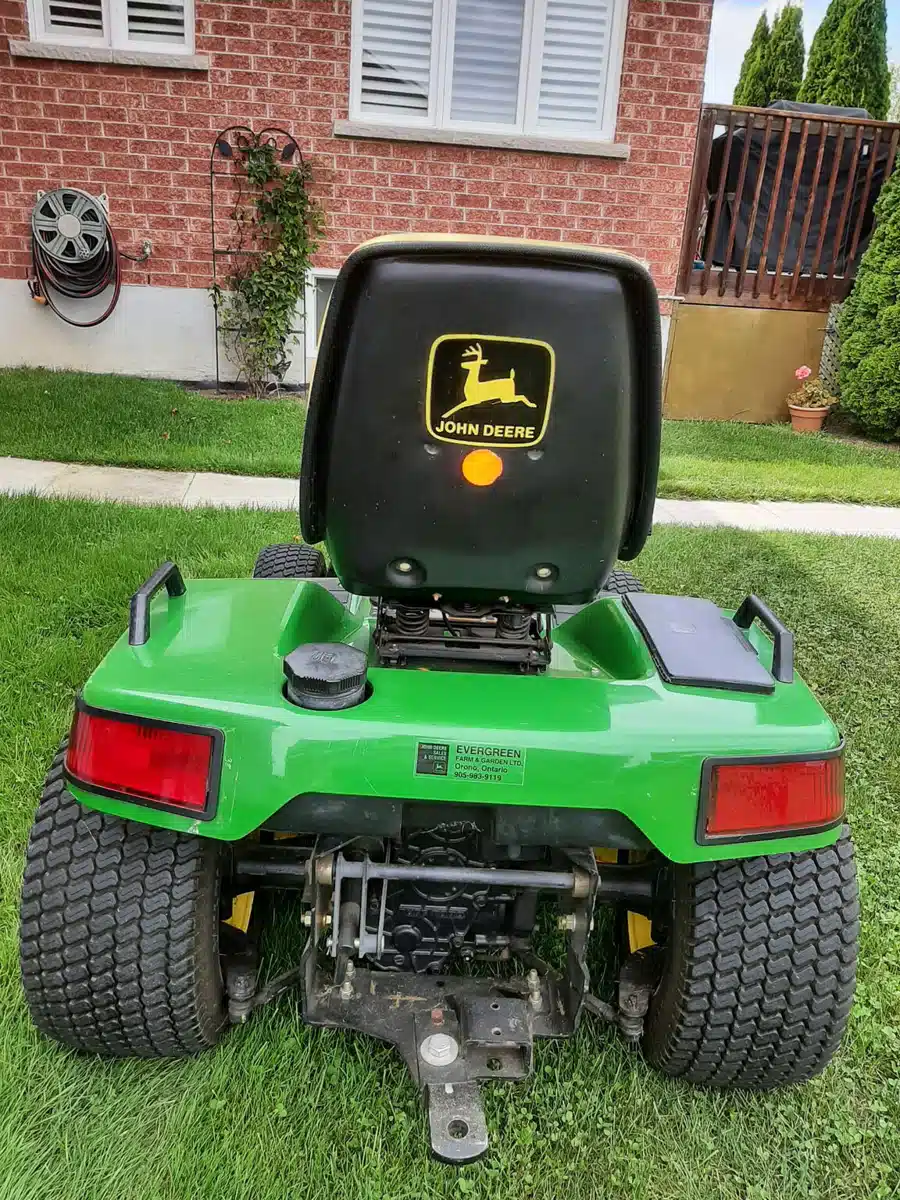 Photo de la Galerie 2 pour 1998 John Deere 425 Tracteur à pelouse