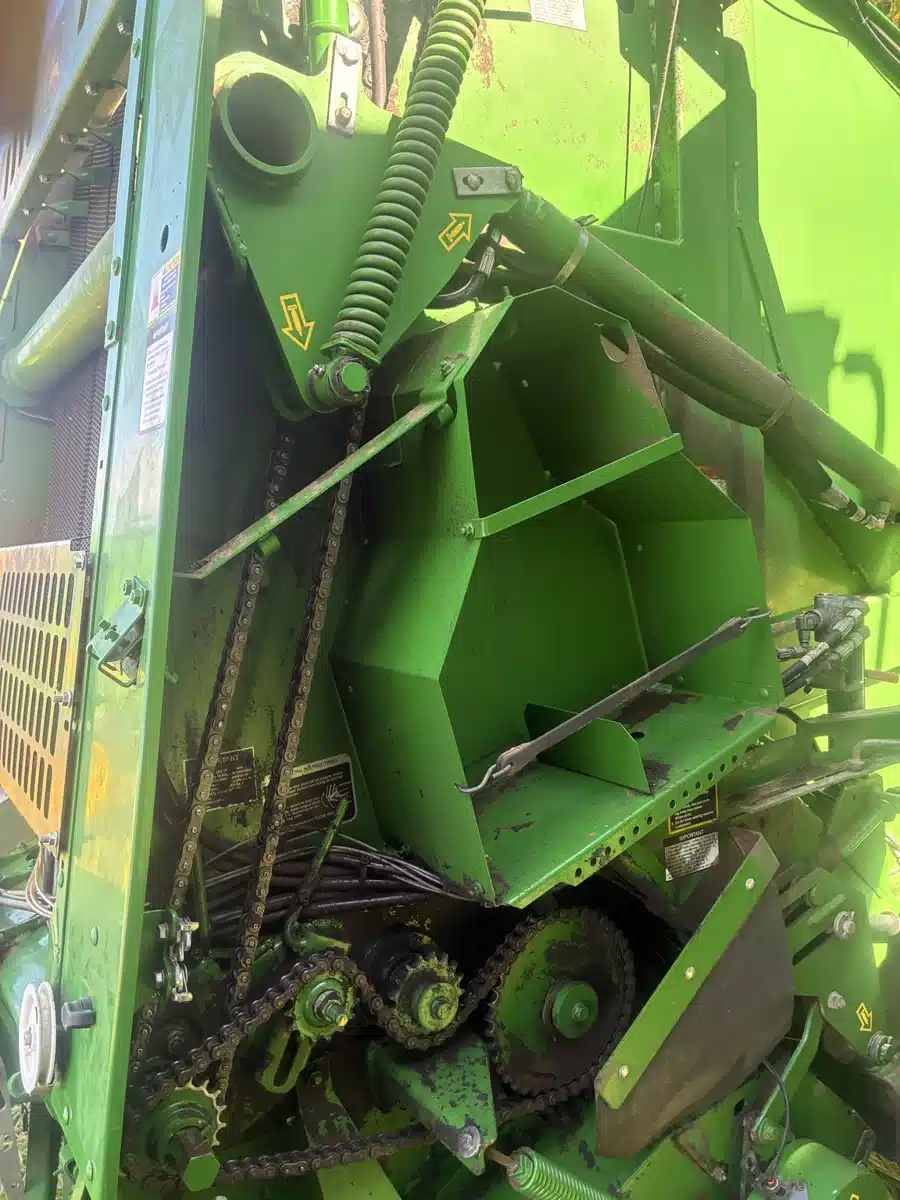 Photo de la Galerie 2 pour 2021 John Deere 450M Presse à Balle Ronde