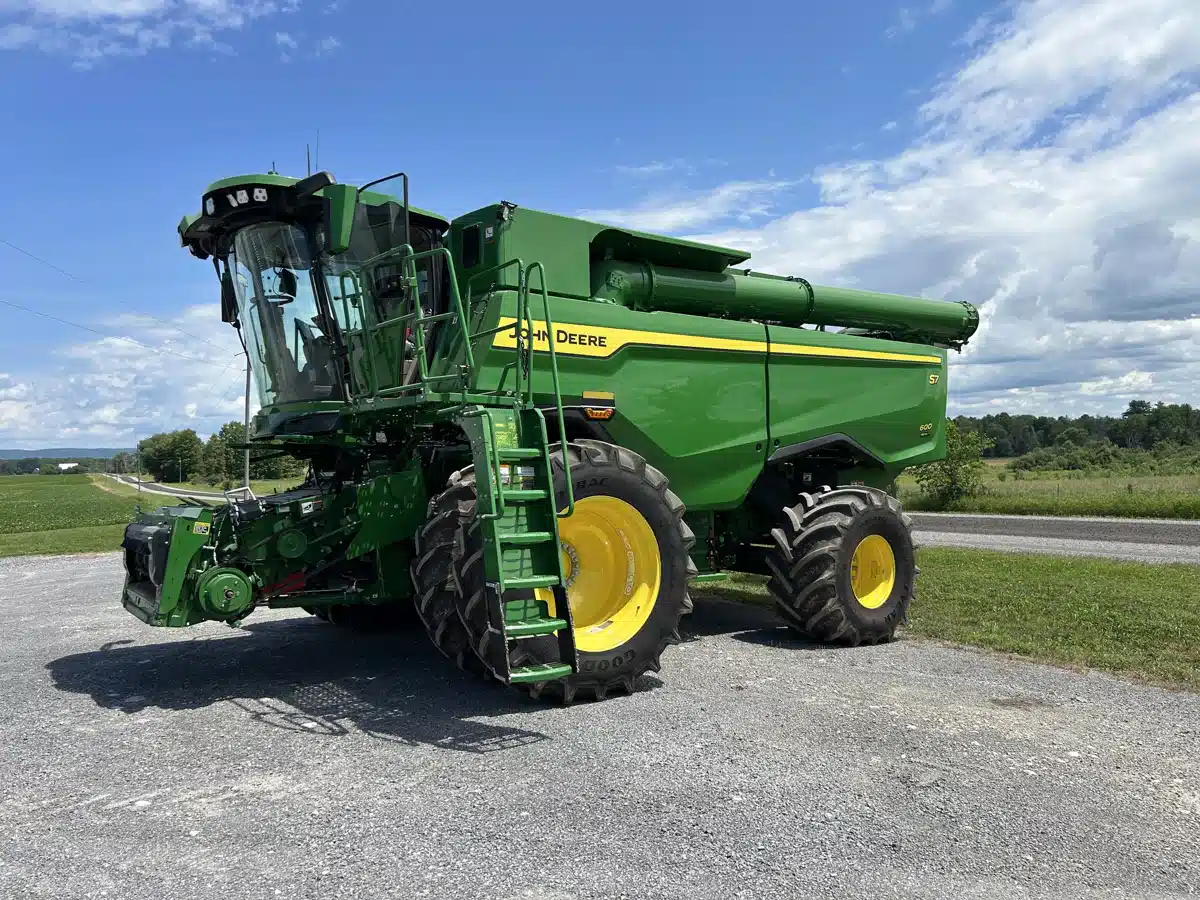 Gallery image 1 for 2025 John Deere S7 600 Combine
