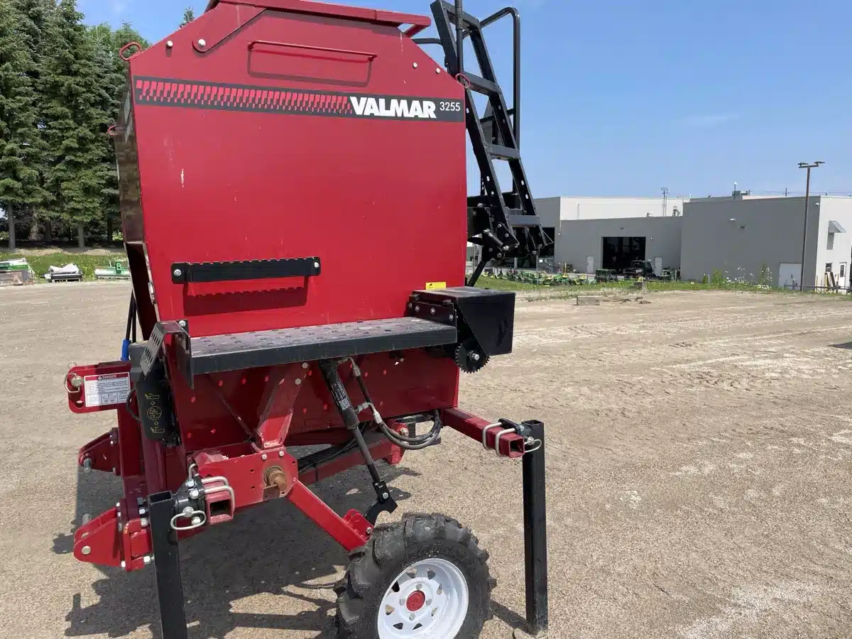 Gallery image 2 for Used 2018 Valmar 3255 Spreader - Fertilizer