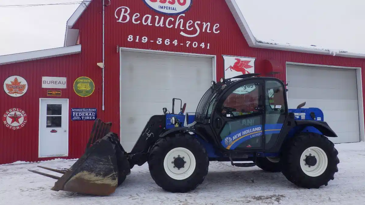 Used 2020 New Holland LM7.42 TeleHandler