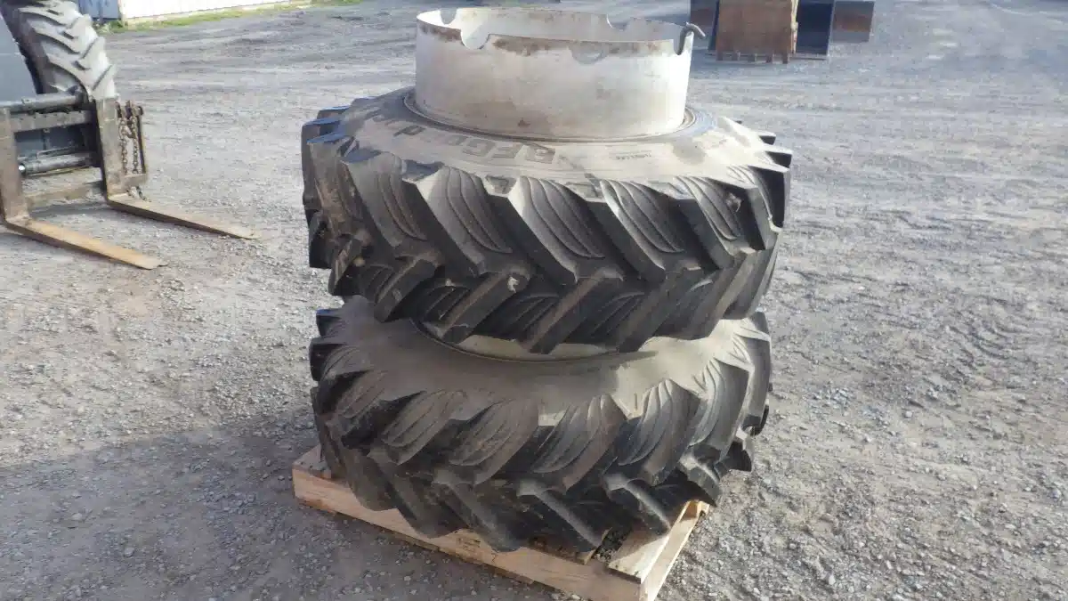 Photo de la Galerie 1 pour Unverferth 14.9-28 Roues double